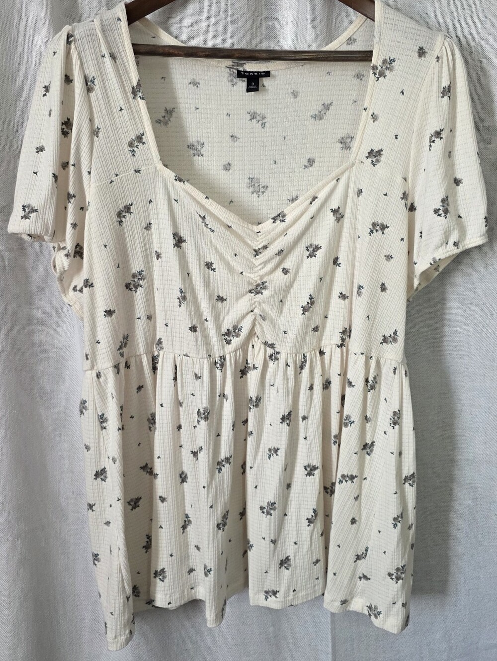 Torrid Cream Ditsy Floral Ruched Babydoll Top Size 3 / 3X
